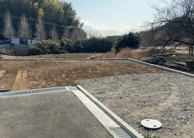 【バルコニー】 | バルコニーは、室外の専用スペースのうち、「屋根がなく開放された空間」であるものを指します。ベランダより広いタイプのものが多く、日当たりもよいため家庭菜園などを楽しみたい人にとって適した環境となります。