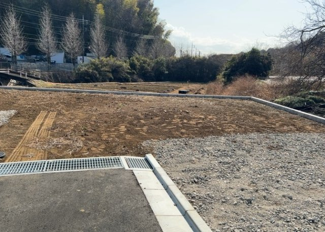 【構造・工法・仕様】 | ベタ基礎とは、柱の位置に関係なく全体に基礎がある事を指し、面積が大きい分建物の重さを全体に分散できます。また、地面からの湿気や害虫を遮断でき、木造住宅で心配されるシロアリ被害を防ぐ効果も期待できます。