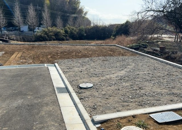 【冷暖房・空調設備】 | 基礎パッキング工法とは、床下の換気確保のため基礎と土台の間に緩衝材を挟み込む工法です。土台の下に数十センチの間隔で設置されるため、全体的な隙間が生まれます。床下換気口に比べて高い通気性が確保されます。