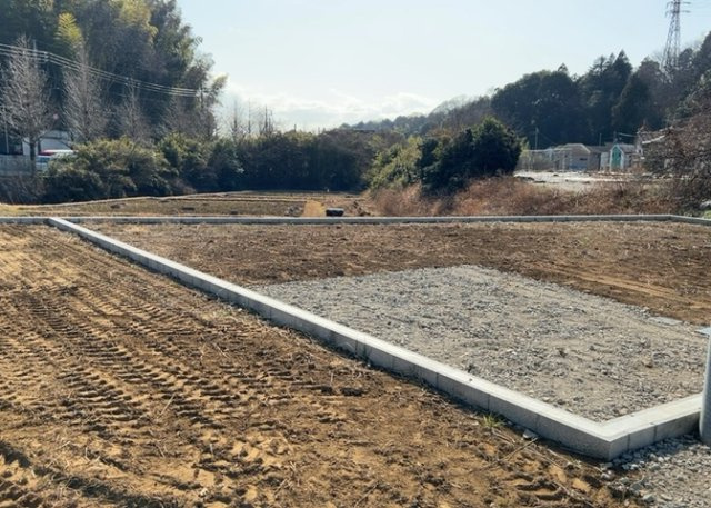 【外観】 | 現地に行くなら、物件の周囲の地形がどうなっているかを見ることも大切です。周辺より低くなっている土地では、大雨などで水が集まりやすいため、地盤が弱くなっているということも考えられるため、注意が必要です。