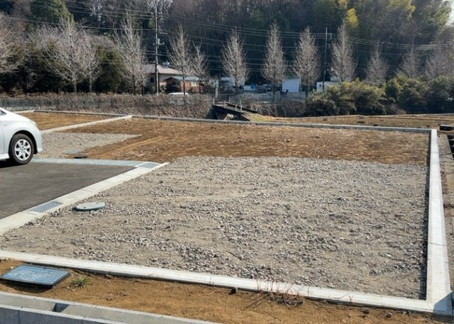 【前面道路含む現地写真】 | 道幅が狭い場所は比較的土地の値段が低いことが多く、また交通量が少ないため騒音が少なく静かな環境で過ごせます。また、小さいお子様がいるご家庭も安心です。一方で車の駐車が難しいというデメリットもあります。