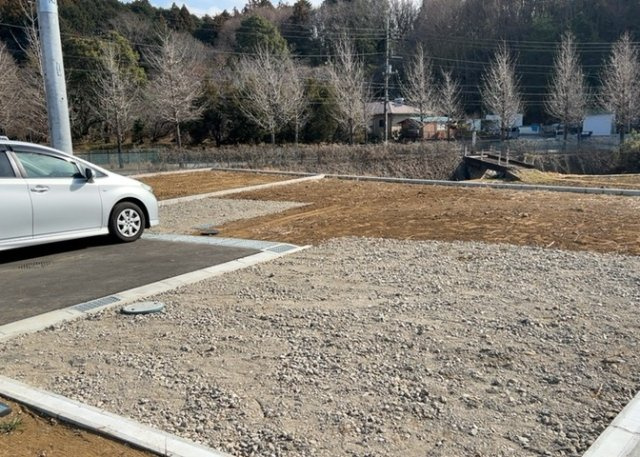 【前面道路含む現地写真】 | 道幅が広い場所は日当たりや風通が良好です。幅が広いのですれ違いも可能ですし大きな車でも駐車可能！一方で、大型車が通ることも多くなるため交通量の増加により騒音に繋がります。また土地の値段が高くなります。