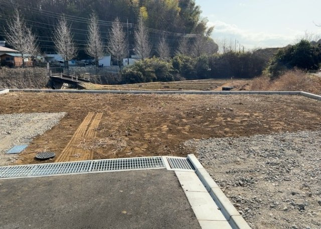 【外観】 | 現在は更地となっています。現地をご見学に行く際は、道路の幅や周辺の交通量、施設などをご確認頂くことをおすすめします！ある程度イメージをつけたいという場合は、同売主の施工事例や完成パースもお見せします。