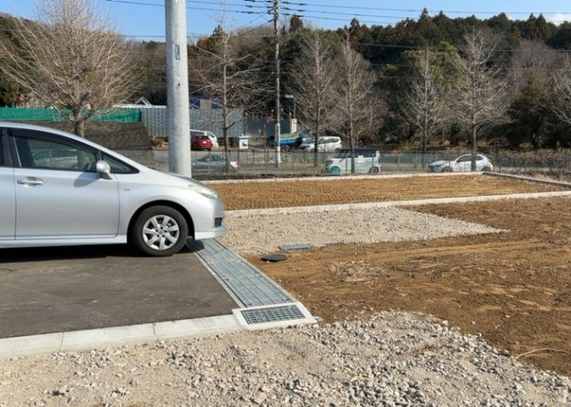 【駐車場】 | 車一台あたりに必要なスペースは、標準サイズの普通自動車で横幅2m50cm、長さ5mは必要になります。ただし、乗降のことも考慮して横幅3m30cm、長さ5m50cmほどは確保できるところを選びましょう。