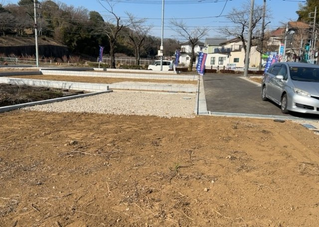 【庭】 | 庭のある家に住むことのメリットとして、子どもたちの遊び場を確保できること、ガーデニングや家庭菜園を楽しめること、明るさを確保できることがあります。また、配置を工夫することでプライバシーが確保できます。