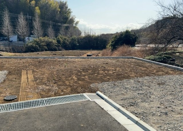 【玄関】 | 玄関は、狭すぎると複数人で使いにくく、広すぎても無駄な空間になりがちです。最低2畳を目安にして、家の広さとの兼ね合いや家族の人数を考慮して決めるとよいでしょう。現地を見学して快適な玄関を選びましょう！