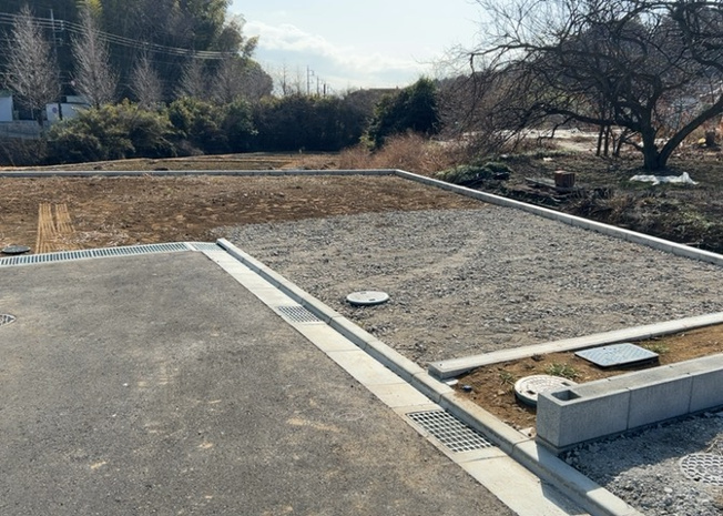 【前面道路含む現地写真】 | 住宅用の土地では前面道路に2m以上接していなければならないと法律で定められています。しかし、お持ちの車のサイズやライフスタイルなどにより、2mでは利便が悪い場合もございますので、事前に確認しましょう。