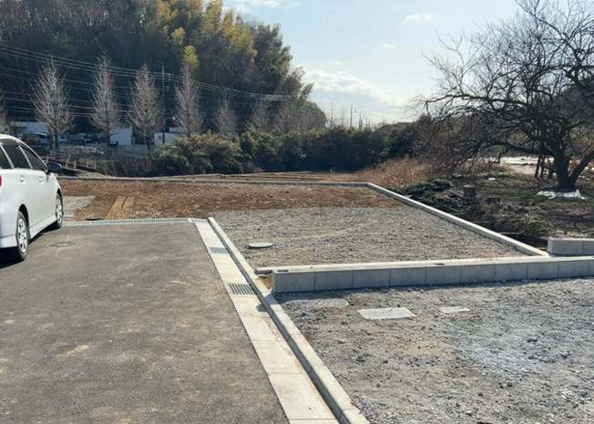 【前面道路含む現地写真】 | お持ちの車種によっては前面道路が広い方が便利でしょう。しかし、前面道路が広ければその分交通量が多くなるため、騒音などが気になる場合があります。実際に現地を見学し、周辺交通量や騒音などを確認しましょう！