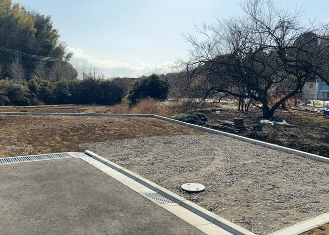 【玄関】 | 玄関は家の顔でもあり、家族以外の目にも止まる場所です。玄関は外との間を仕切る扉、靴などをしまっておく収納スペース、靴脱ぎのたたきスペース、来客とのやり取りをするドアホンなど複数のアイテムからなります。