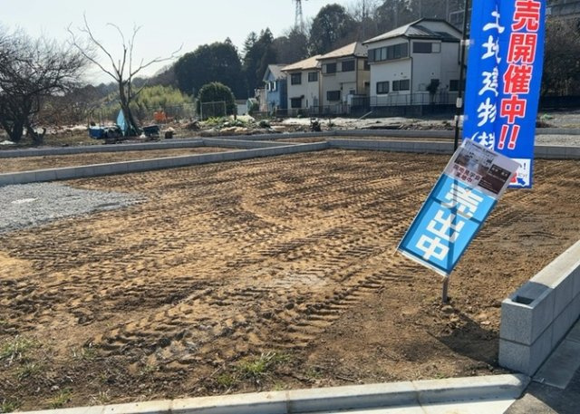 【バルコニー】 | バルコニーは、室外の専用スペースのうち、「屋根がなく開放された空間」であるものを指します。ベランダより広いタイプのものが多く、日当たりもよいため家庭菜園などを楽しみたい人にとって適した環境となります。