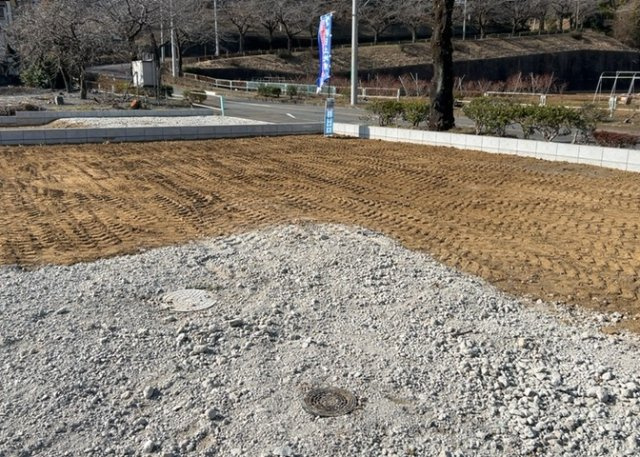 【構造・工法・仕様】 | ベタ基礎とは、柱の位置に関係なく全体に基礎がある事を指し、面積が大きい分建物の重さを全体に分散できます。また、地面からの湿気や害虫を遮断でき、木造住宅で心配されるシロアリ被害を防ぐ効果も期待できます。