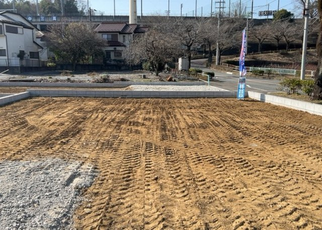 【冷暖房・空調設備】 | 基礎パッキング工法とは、床下の換気確保のため基礎と土台の間に緩衝材を挟み込む工法です。土台の下に数十センチの間隔で設置されるため、全体的な隙間が生まれます。床下換気口に比べて高い通気性が確保されます。