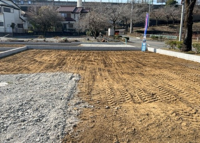 【外観】 | 現地に行くなら、物件の周囲の地形がどうなっているかを見ることも大切です。周辺より低くなっている土地では、大雨などで水が集まりやすいため、地盤が弱くなっているということも考えられるため、注意が必要です。