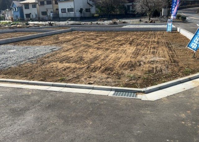 【前面道路含む現地写真】 | 道幅が狭い場所は比較的土地の値段が低いことが多く、また交通量が少ないため騒音が少なく静かな環境で過ごせます。また、小さいお子様がいるご家庭も安心です。一方で車の駐車が難しいというデメリットもあります。