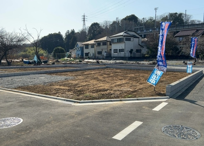 【前面道路含む現地写真】 | 道幅が広い場所は日当たりや風通が良好です。幅が広いのですれ違いも可能ですし大きな車でも駐車可能！一方で、大型車が通ることも多くなるため交通量の増加により騒音に繋がります。また土地の値段が高くなります。