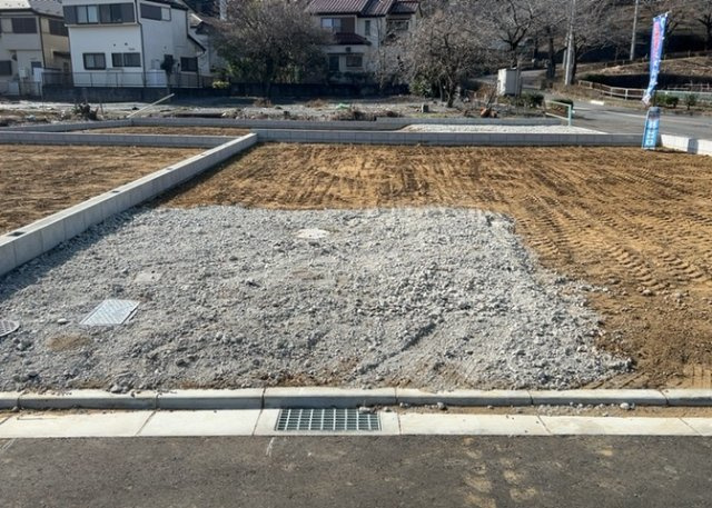 【駐車場】 | 車一台あたりに必要なスペースは、標準サイズの普通自動車で横幅2m50cm、長さ5mは必要になります。ただし、乗降のことも考慮して横幅3m30cm、長さ5m50cmほどは確保できるところを選びましょう。