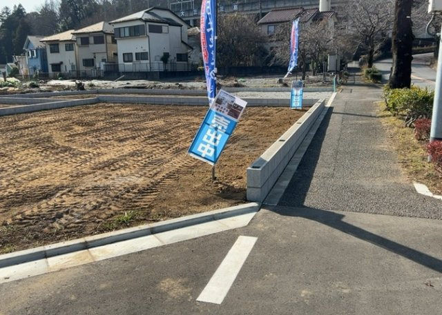 【庭】 | 庭のある家に住むことのメリットとして、子どもたちの遊び場を確保できること、ガーデニングや家庭菜園を楽しめること、明るさを確保できることがあります。また、配置を工夫することでプライバシーが確保できます。