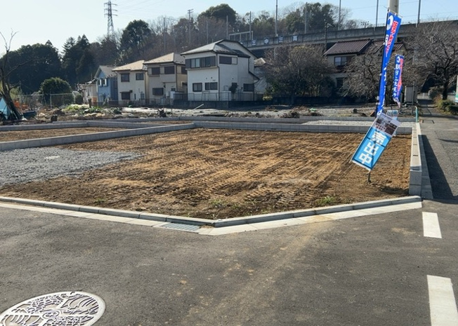 【玄関】 | 玄関は、狭すぎると複数人で使いにくく、広すぎても無駄な空間になりがちです。最低2畳を目安にして、家の広さとの兼ね合いや家族の人数を考慮して決めるとよいでしょう。現地を見学して快適な玄関を選びましょう！