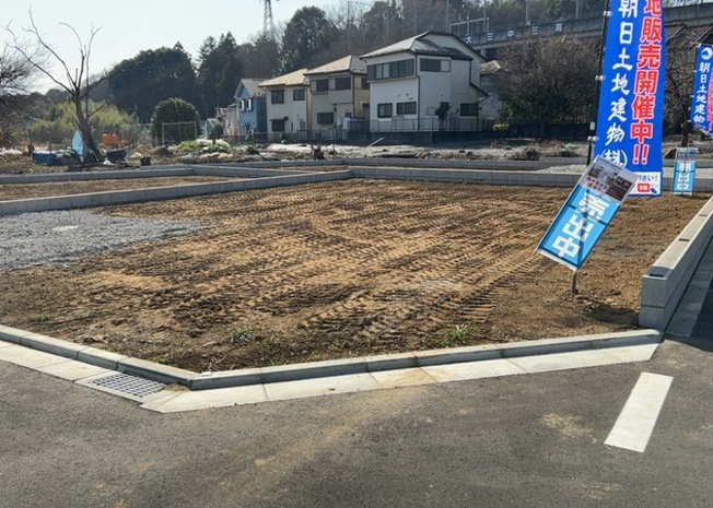 【玄関】 | 玄関ポーチにおいて最も重視すべきと言っても良いのが広さです。適切な広さの玄関ポーチでないと外見的なバランスは崩れてしまいますし、何より使いにくくなってしまいますので、現地で実際に下見をしてみましょう！