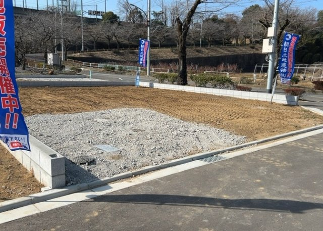 【前面道路含む現地写真】 | 住宅用の土地では前面道路に2m以上接していなければならないと法律で定められています。しかし、お持ちの車のサイズやライフスタイルなどにより、2mでは利便が悪い場合もございますので、事前に確認しましょう。