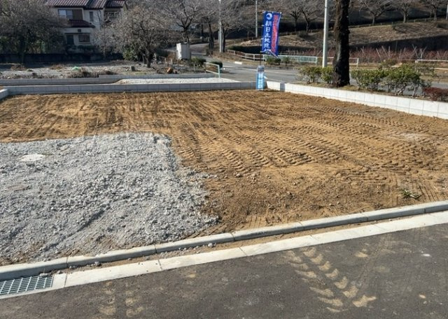 【前面道路含む現地写真】 | お持ちの車種によっては前面道路が広い方が便利でしょう。しかし、前面道路が広ければその分交通量が多くなるため、騒音などが気になる場合があります。実際に現地を見学し、周辺交通量や騒音などを確認しましょう！