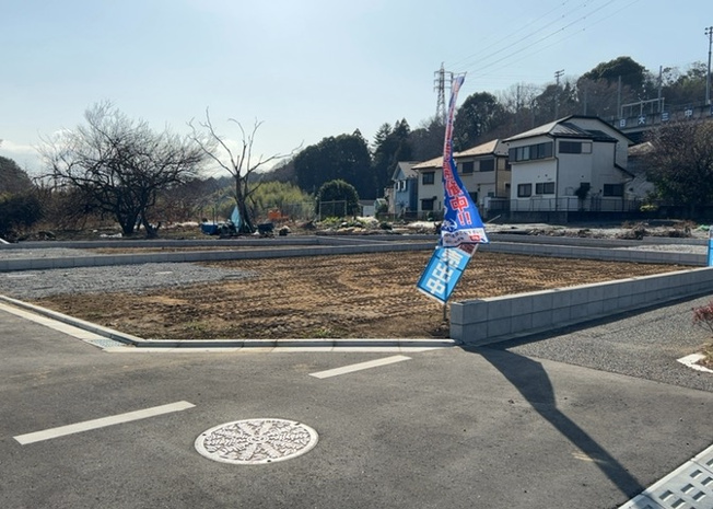 【展望】 | 桜や紅葉の名所に出かける人は多いと思いますが、家にいながら季節の移ろいを感じる生活を送りませんか？リビングや窓から見える景色が生活を彩るワンポイントに！現地から見える景色を堪能してみては如何でしょう。