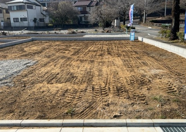 【庭】 | 庭があることでガーデニングや家庭菜園はもちろん、こどもの遊び場やペットを放して遊ぶことができます。また、家の周囲に余裕があるということです。隣地との間があれば、十分な日当たりと、風通しが確保できます。