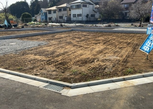 【玄関】 | 玄関は家の顔でもあり、家族以外の目にも止まる場所です。玄関は外との間を仕切る扉、靴などをしまっておく収納スペース、靴脱ぎのたたきスペース、来客とのやり取りをするドアホンなど複数のアイテムからなります。