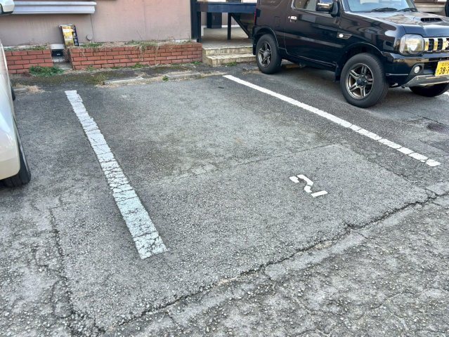 メゾンJUNの駐車場