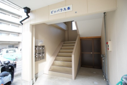 ピッパラ九条のエントランス
