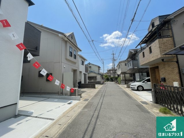 ★5(土)6(日)現地見学可能！★乙訓郡大山崎町大山崎鏡田　限定1邸の前面道路含む現地写真|周辺は閑静な住宅街！前面道路広々で車の出し入れも便利です。駐車が苦手な方でも安心して車庫入れできます！