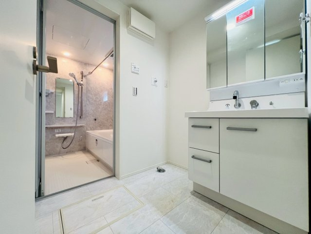 【独立洗面台】 | 練馬区羽沢２丁目　新築戸建て | 明るく清潔感のあるデザインで、毎日の身支度を快適にサポート