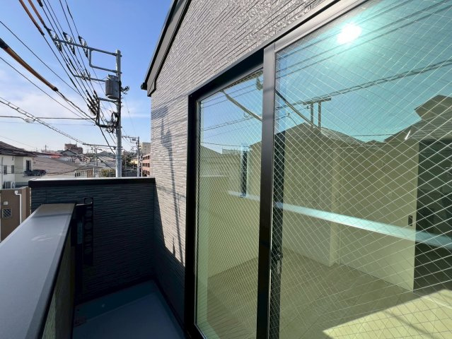 【バルコニー】 | 練馬区羽沢２丁目　新築戸建て | 開放感があり、外の空気を気軽に楽しめるバルコニーです