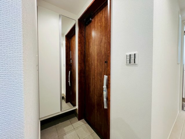 【玄関】 | 練馬区羽沢２丁目　新築戸建て | 明るく落ち着いた雰囲気で、毎日気持ちよく出入りできる玄関