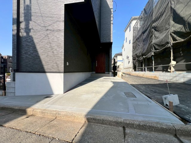 【駐車場】 | 練馬区羽沢２丁目　新築戸建て | 駐車スペースを確保し、日々のマイカー利用も快適です