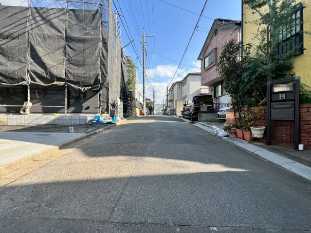 【前面道路含む現地写真】 | 練馬区羽沢２丁目　新築戸建て | 見通しの良い前面道路に面しており、安心して車の出し入れが可能