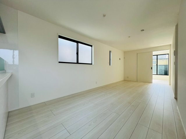 【居間・リビング】 | 練馬区羽沢２丁目　新築戸建て | 大きな窓から光が差し込み、明るく開放感あふれるLDK