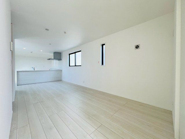 【居間・リビング】 | 練馬区羽沢２丁目　新築戸建て | 家族の気配を感じながら過ごせる、居心地の良いLDK空間