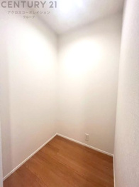 収納力が高く洋服や小物を整理しやすく、更衣室のように使え、部屋がすっきり保てます。収納の配置を自由に調整でき、換気性が良く防湿・防虫対策も可能。快適で機能的な生活空間を実現できます♪
