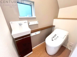 温水洗浄便座付トイレは温水洗浄機能により、暖かい水でおしりを洗浄することができ、冷たい水を使う従来の便座に比べ、温水洗浄機能で暖かいトイレを提供し、快適な使用を可能にします。