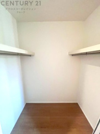 収納力が高く洋服や小物を整理しやすく、更衣室のように使え、部屋がすっきり保てます。収納の配置を自由に調整でき、換気性が良く防湿・防虫対策も可能。快適で機能的な生活空間を実現できます♪