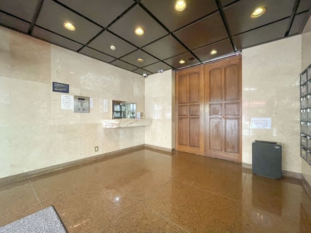 ロイヤルハイツ新宿御苑のエントランス