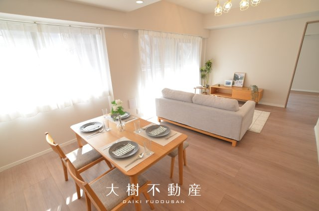 【居間・リビング】 | ヴィザージュ海老名　７階3LDKリフォーム済み | 宅地建物取引士による不動産のご説明・現地のご案内、住宅金融普及協会住宅ローンアドバイザーが住宅ローンのアドバイスから融資実行までのお手伝いをしっかりサポートします♪