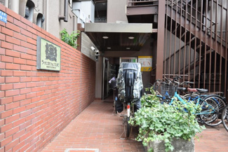 【エントランス】 | お客様を、そして住人を出迎えてくれるマンションのエントランス。ゴミが落ちていないことからも、管理状態の良さや住民の節度の高さが見て取れます。～即日のご見学可能～　お問合せはお気軽にどうぞ。