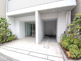 クレイシア上野松が谷のエントランス