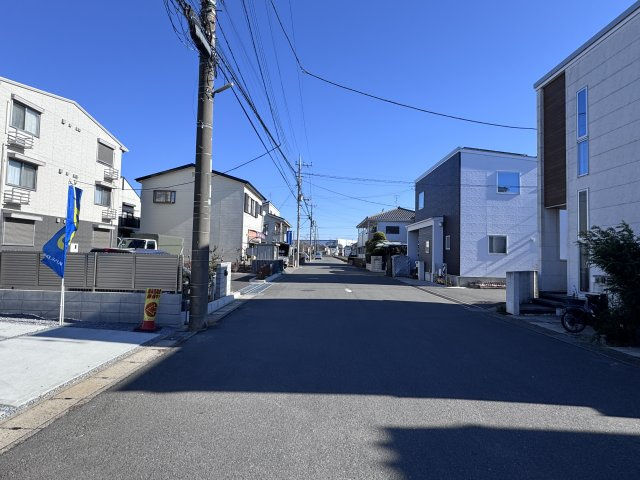 松戸市古ケ崎４丁目新築戸建【古ヶ崎小学校：4分】の前面道路含む現地写真|南側前面道路・幅員約7.8ｍ