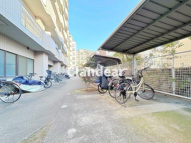 北綾瀬パーク・ホームズの駐輪場|ドキドキの新生活も、安心してスタート。ぴったりの住まいを見つけませんか？クランディアが一緒に住まい選びをサポートします‼　まずは、お気軽にお問合せください　＃クランディア