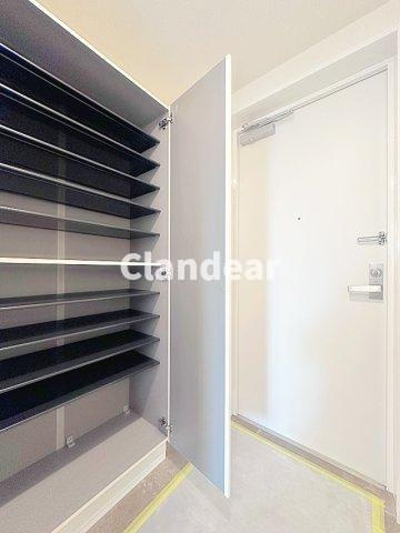 北綾瀬パーク・ホームズの玄関|ドキドキの新生活も、安心してスタート。ぴったりの住まいを見つけませんか？クランディアが一緒に住まい選びをサポートします‼　まずは、お気軽にお問合せください　＃クランディア