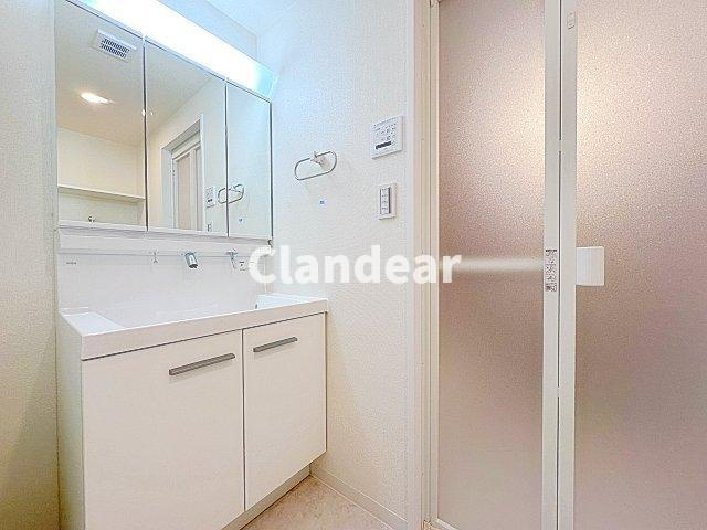 北綾瀬パーク・ホームズの独立洗面台|ドキドキの新生活も、安心してスタート。ぴったりの住まいを見つけませんか？クランディアが一緒に住まい選びをサポートします‼　まずは、お気軽にお問合せください　＃クランディア