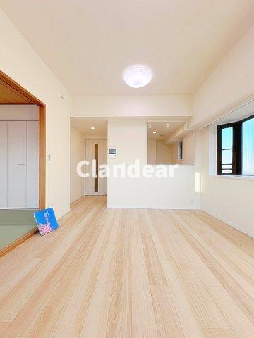 北綾瀬パーク・ホームズの居間・リビング|ドキドキの新生活も、安心してスタート。ぴったりの住まいを見つけませんか？クランディアが一緒に住まい選びをサポートします‼　まずは、お気軽にお問合せください　＃クランディア